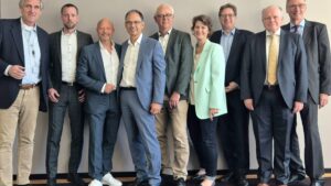 Gruppenfoto des neu gewählten Tecpart-Vorstands mit neun Personen in Business-Kleidung vor einer hellen Wand, aufgenommen bei der Mitgliederversammlung 2025 in Heilbronn.