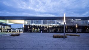 Das Eingangsgebäude des HZDR am Abend mit Innen- und Außenbeleuchtung