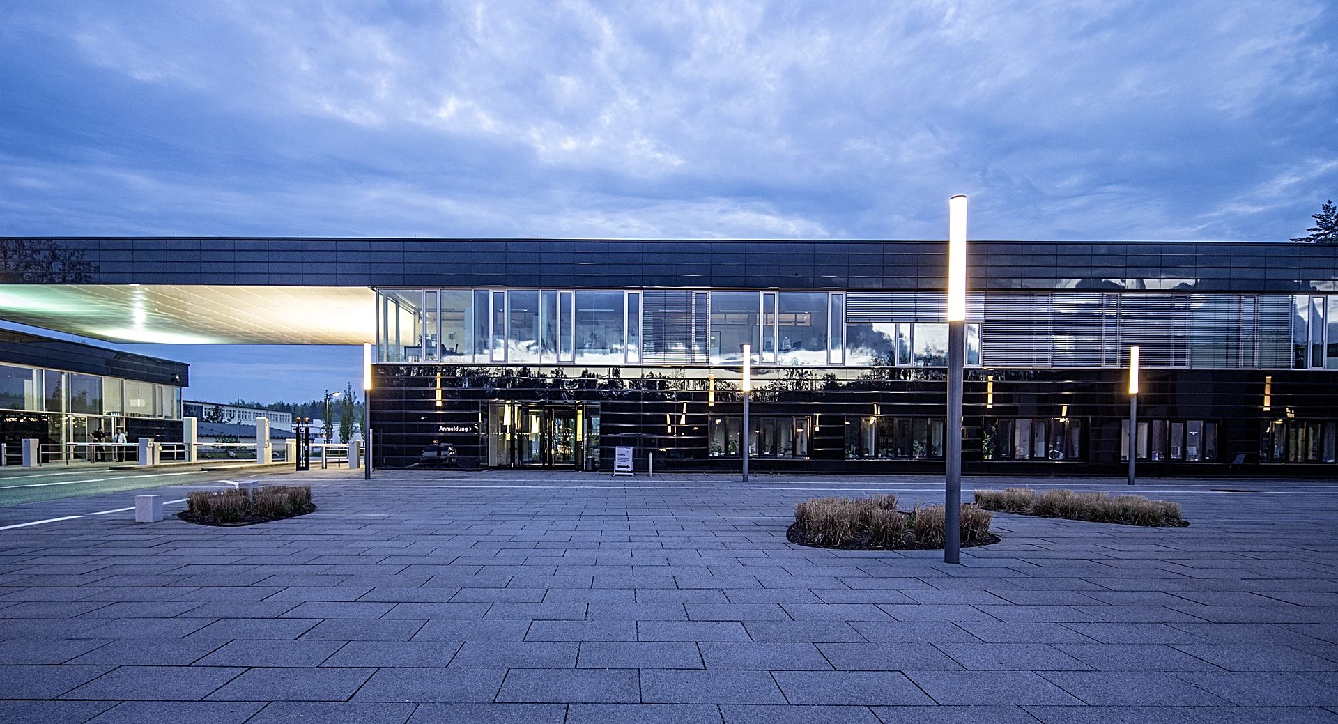 Das Eingangsgebäude des HZDR am Abend mit Innen- und Außenbeleuchtung