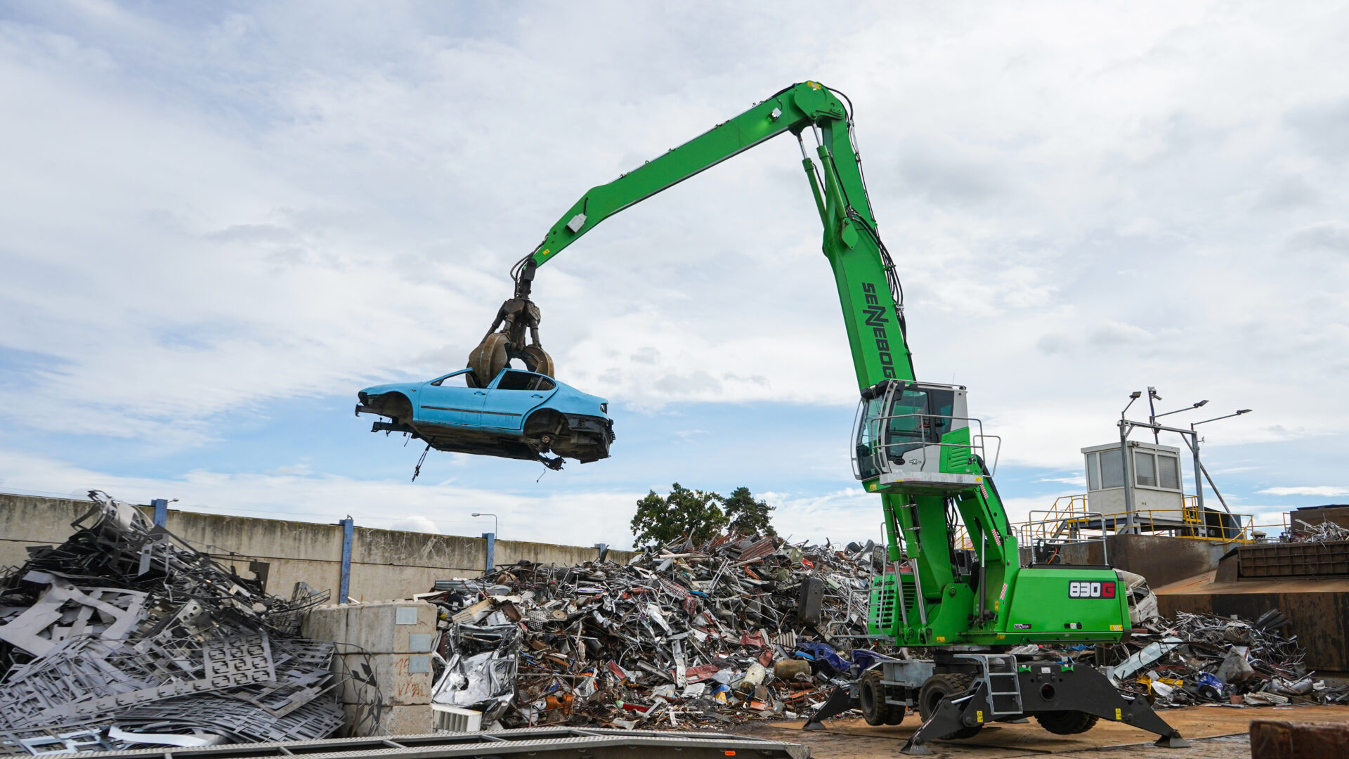 Schrotthändler mit neuem Umschlagbagger 830 G