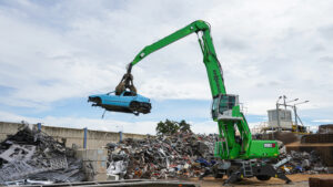 Schrotthändler mit neuem Umschlagbagger 830 G