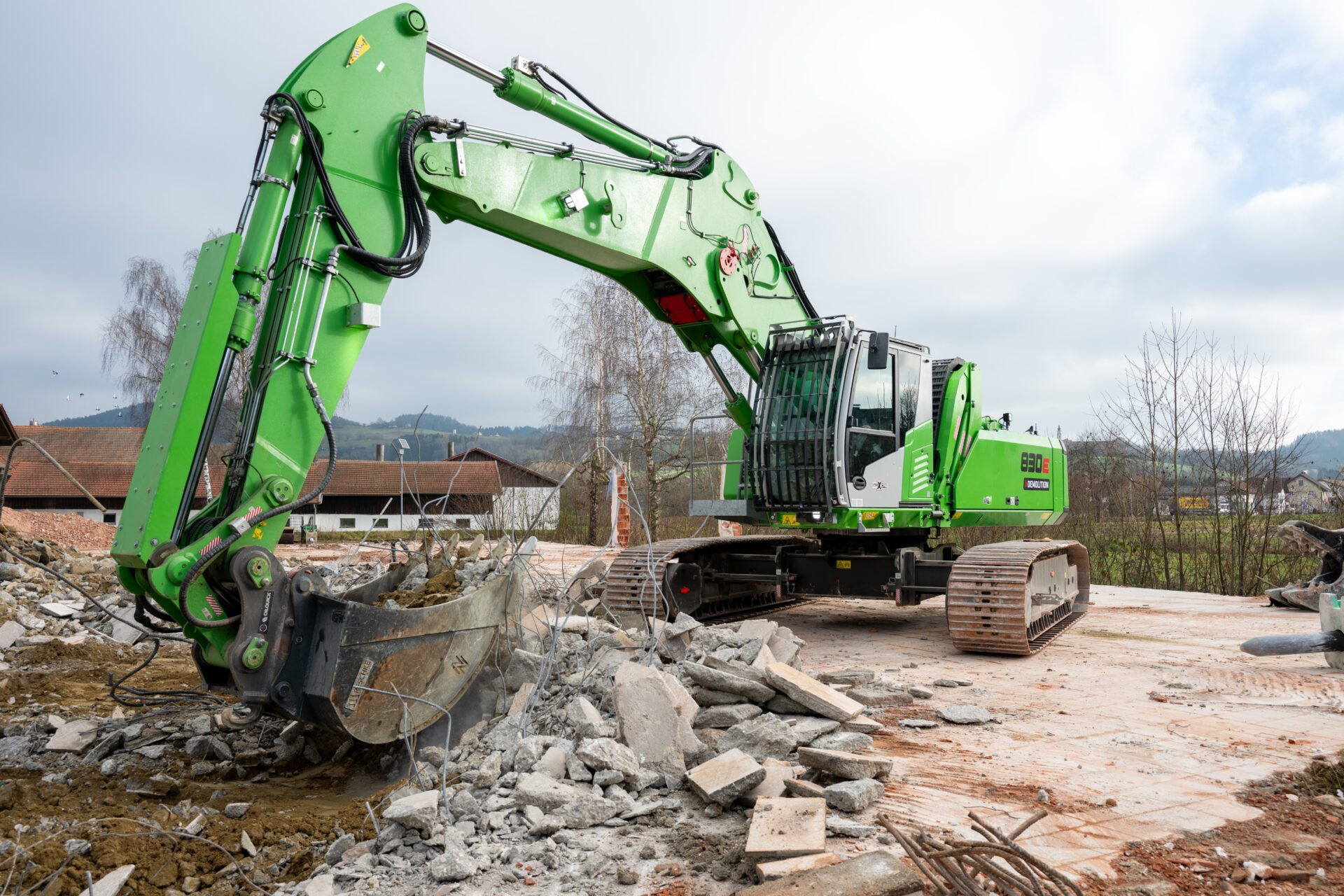 Abrissarbeiten mit Abbruchbagger 830 Vario Tool