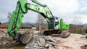 Abrissarbeiten mit Abbruchbagger 830 Vario Tool
