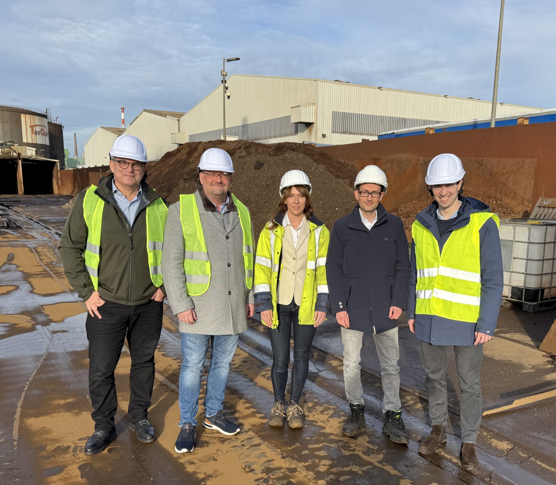 Bundestagsabgeordneter besucht Stahlrecyclingbetrieb im Neusser Hafen
