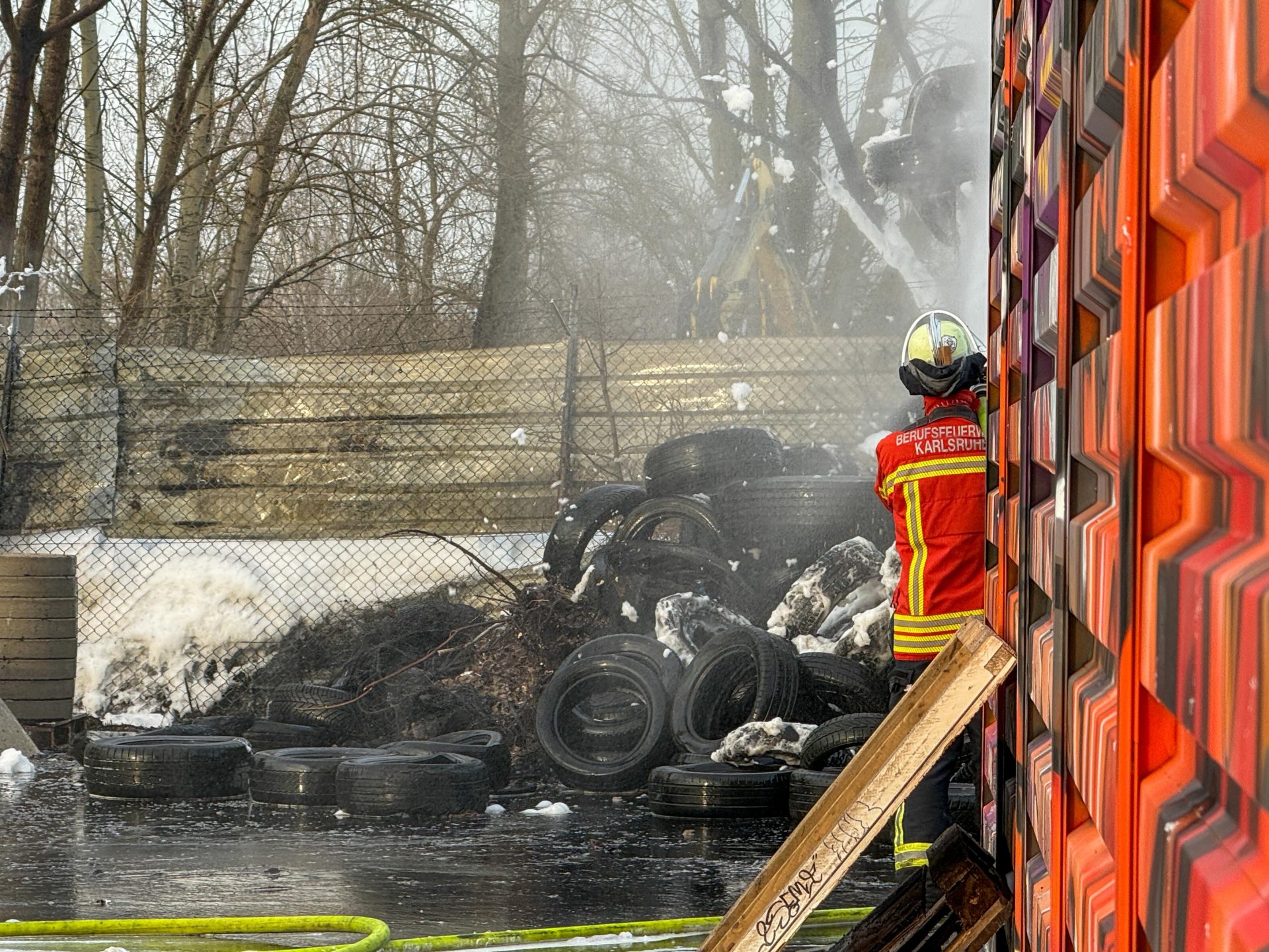Großbrand Karlsruhe: Risiken bei Altreifenlagerung