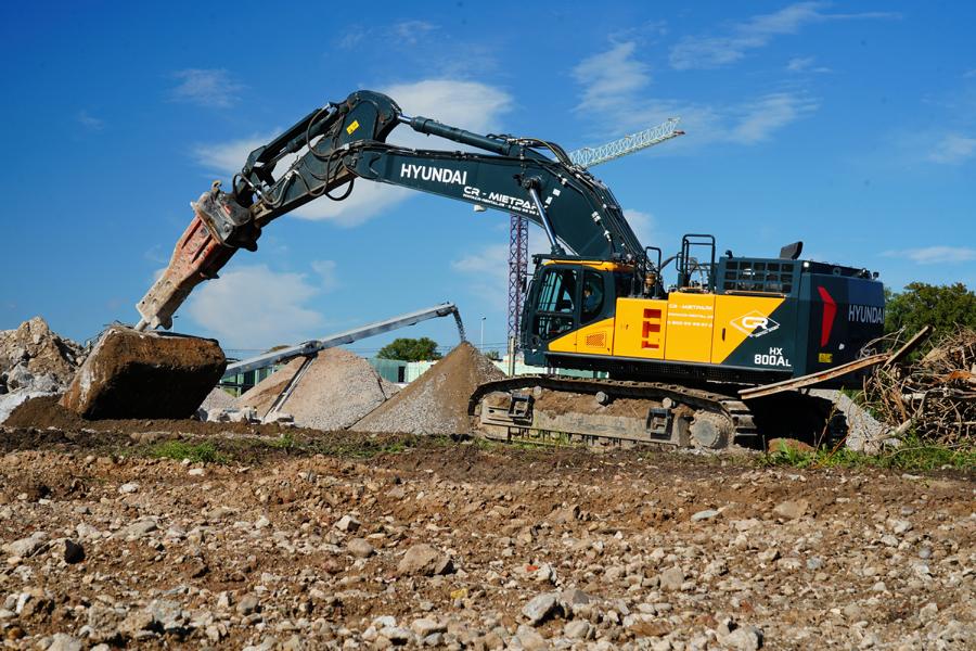 Schwerer Abbruch mit Mietmaschinen