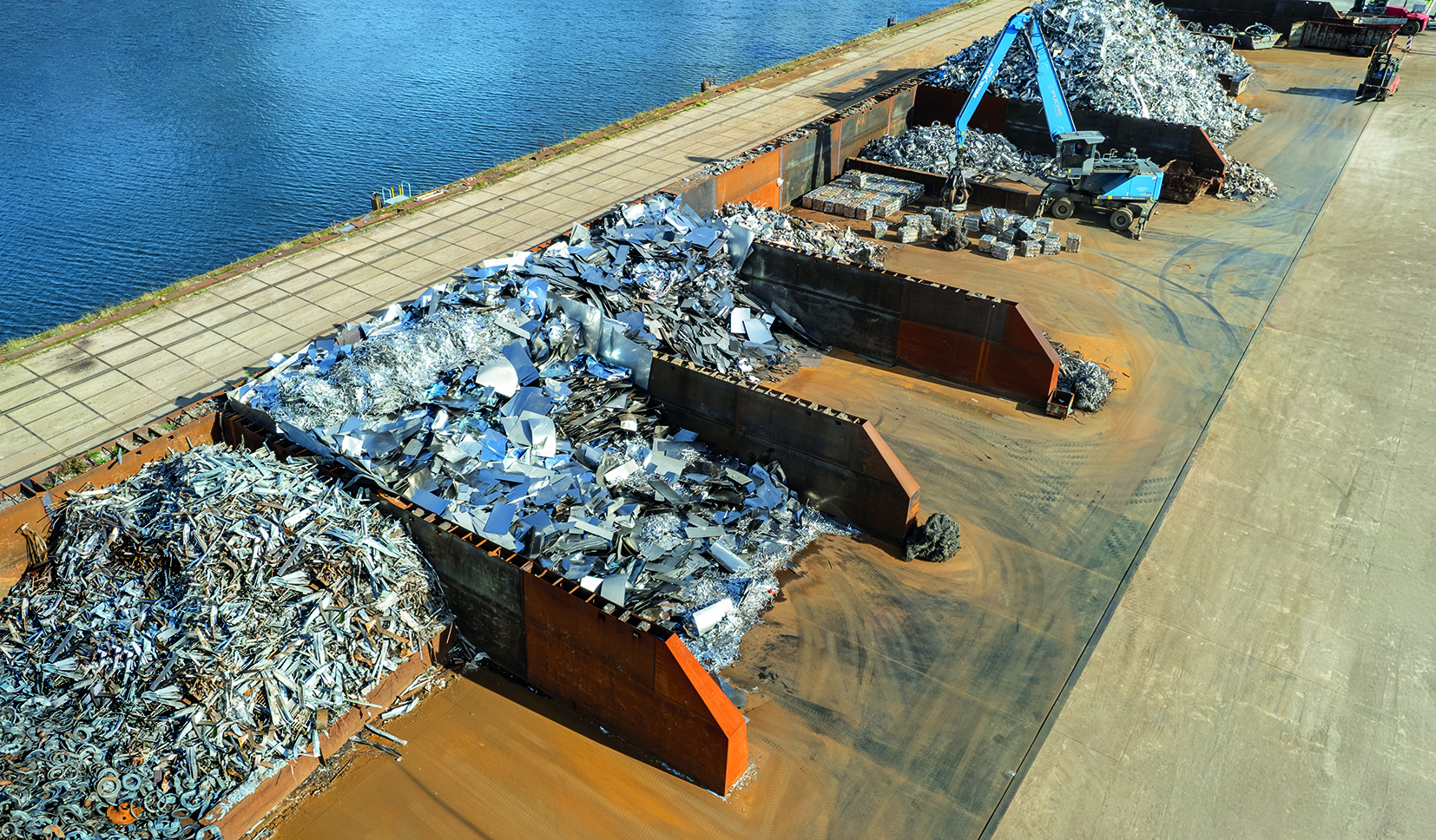 Schüttgutboxen mit LÜRA-Stellwänden